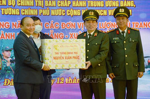Thủ tướng Nguyễn Xuân Phúc tặng quà Tết cho lực lượng Công an thành phố Đà Nẵng.