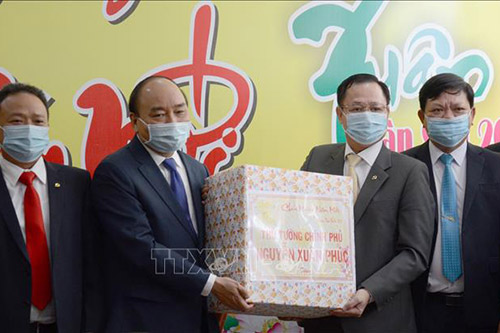 Thủ tướng Chính phủ Nguyễn Xuân Phúc tặng quà Tết cho Quận ủy Hải Châu.