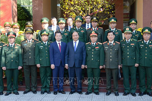 hủ tướng Nguyễn Xuân Phúc chụp ảnh lưu niệm với lãnh đạo các lực lượng vũ trang thành phố Đà Nẵng.