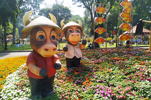 Hình tượng những chú trâu ngộ nghĩnh đội nón lá trong Công viên Tao Đàn (quận 1).