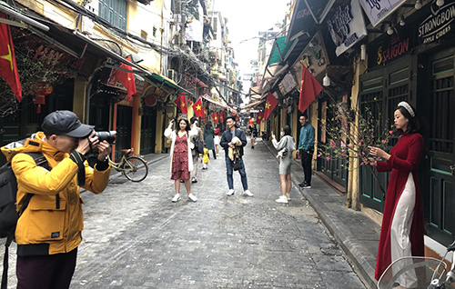 Phố Cổ Hà Nội: Hãy cùng khám phá hình ảnh phố cổ Hà Nội, một địa điểm nổi tiếng của Việt Nam với các con phố đáng yêu và các tòa nhà cổ xưa. Những cánh đồng hoa và con đường nhỏ sẽ đưa bạn trở về quá khứ và cảm nhận sự yên bình của phố cổ.