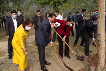 Bộ trưởng Bộ Tài chính Đinh Tiến Dũng trồng cây tại Khu di tích lịch sử văn hóa Cố đô Hoa Lư