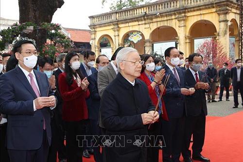 Tổng Bí thư, Chủ tịch nước Nguyễn Phú Trọng dâng hương tưởng niệm các bậc tiền nhân