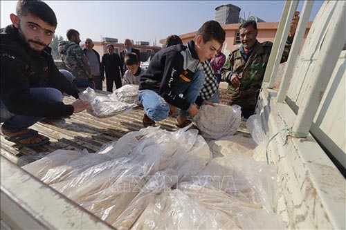 Xe chở bánh mì cung cấp cho người dân tị nạn ở trại Hirjila, Syria.