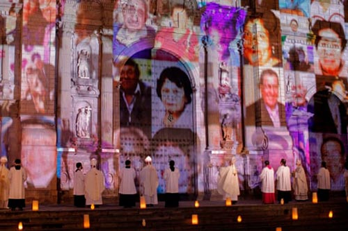 Hình ảnh các nạn nhân COVID-19 được chiếu trong nhà thờ Lima ở Peru hồi tháng 11/2020.