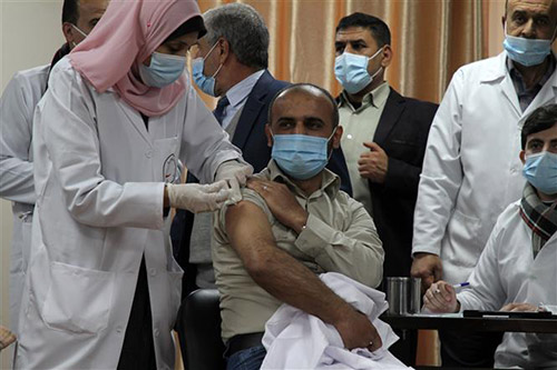Nhân viên y tế Palestine được tiêm vaccine phòng COVID