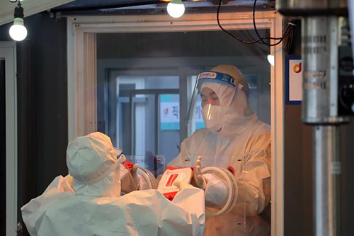 Nhân viên y tế làm việc tại điểm xét nghiệm COVID-19 ở Seoul, Hàn Quốc, ngày 18/2/2021.