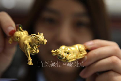 Trâu vàng được bày bán tại một cửa hàng vàng ở tỉnh Sơn Đông