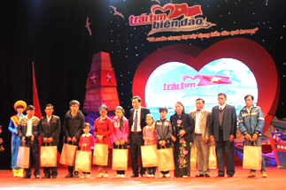 ca nuoc chung tay xay dung bien dao que huong