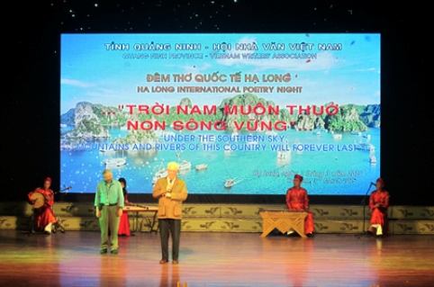 C&aacute;c nh&agrave; thơ quốc tế đọc thơ tại đ&ecirc;m thơ