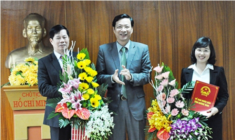 Chủ tịch UBND tỉnh (đứng giữa) trao quyết định bổ nhiệm Sở Tài chính bà Trịnh Thị Minh Thanh