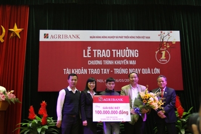 agribank trao thuong 100 trieu dong cho khach hang