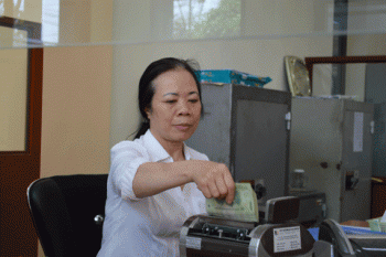 Kho bạc Lai Châu trả lại khách hàng 14 món tiền nộp thừa