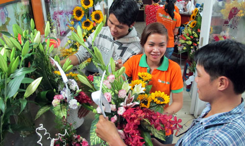 Hà Nội nhộn nhịp thị trường hoa và quà tặng dịp Quốc tế Phụ nữ