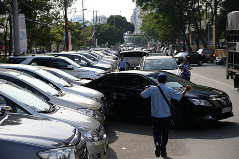 TP. Hồ Chí Minh không thu phí đỗ xe qua đêm; Hà Nội phạt 12 điểm trông giữ xe