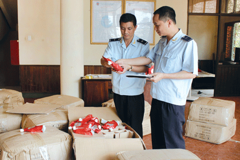 Cán bộ Hải quan Quảng Ninh kiểm tra hàng nhập khẩu liên quan đến an toàn thực phẩm. Ảnh: XUÂN HươNG