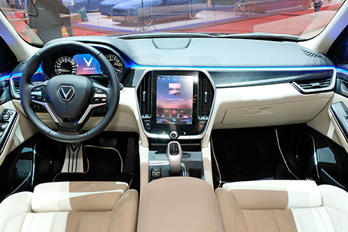 VinFast Lux V8