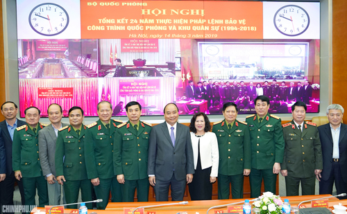 thủ tướng ch&uacute;p ảnh kỷ niệm