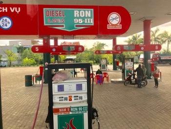 Giá dầu thô giảm mạnh, tín hiệu lạc quan cho điều hành giá