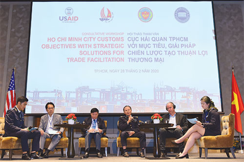 Cục trưởng Đinh Ngọc Thắng (thứ ba bên phải sang) chia sẻ thông tin đề án Tạo thuận lợi thương mại