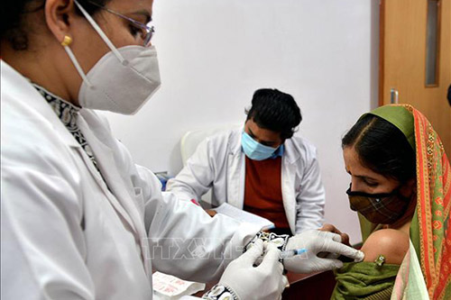 Nhân viên y tế tiêm vaccine phòng COVID-19 cho người dân tại New Delhi, Ấn Độ, ngày 13/2/2021.
