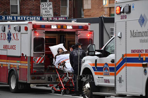 Nhân viên y tế chuyển bệnh nhân COVID-19 tới bệnh viện ở New York, Mỹ, ngày 4/1/2021.