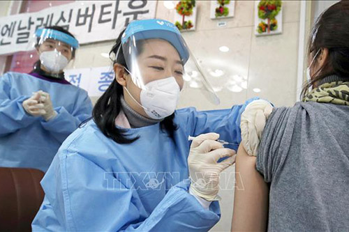 Tiêm chủng vaccine phòng COVID-19 tại Gwangju, Hàn Quốc, ngày 26/2/2021.