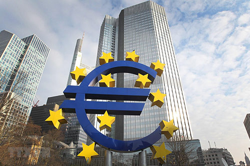 Biểu tượng đồng euro tại Frankfurt, Đức.