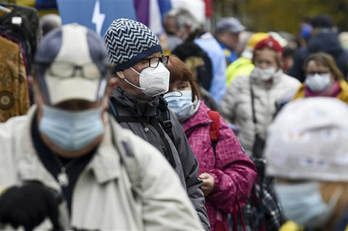 Người dân đeo khẩu trang phòng lây nhiễm COVID-19 tại Helsinki, Phần Lan