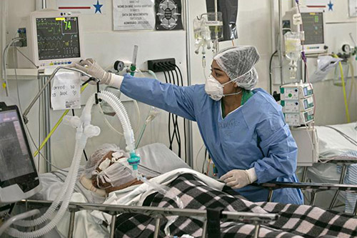 Nhân viên y tế điều trị cho bệnh nhân COVID-19 tại Belem, bang Para, Brazil.
