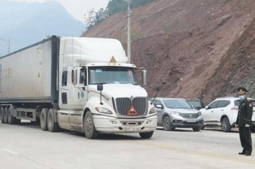 Xử nghiêm xe vận tải quá thời hạn tạm nhập tái xuất từ Lào