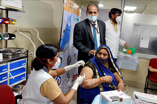 Tiêm vaccine ngừa COVID-19 cho người dân tại New Delhi, Ấn Độ ngày 1/3/2021.