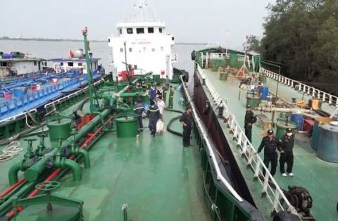 Đồng Nai: Bắt 2 thuyền trưởng vụ buôn lậu và làm xăng giả
