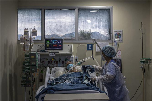 Nhân viên y tế điều trị cho bệnh nhân COVID-19 tại bệnh viện ở Rio de Janeiro, Brazil, ngày 5/3/2021