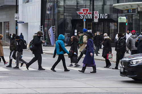 Người dân đeo khẩu trang phòng dịch COVID-19 tại Toronto, Canada ngày 8/3/2021
