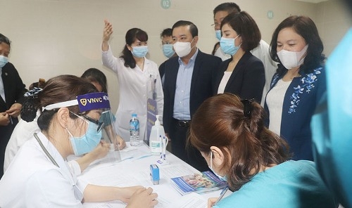 Hà Nội: 30 cán bộ, bác sĩ, nhân viên y tế được tiêm vaccine ngày đầu tiên