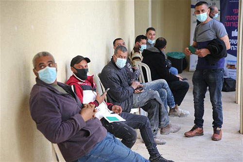 Người lao động Palestine chờ tiêm vaccine ngừa COVID-19