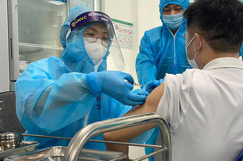 Tiêm vaccine COVID-19 cho cán bộ y tế Bệnh viện Bệnh nhiệt đới Trung ương.