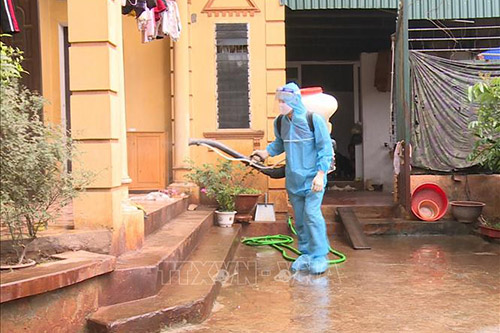 Phun diệt khuẩn tại nơi ở của bệnh nhân tái dương tính với virus SARS-CoV-2 tại Hưng Yên.