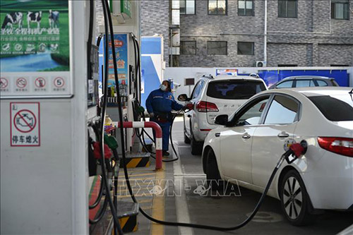 Bơm xăng cho các phương tiện tại trạm xăng ở tỉnh Giang Tô, Trung Quốc.
