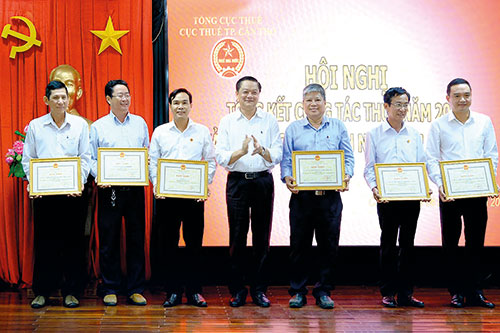 Ông Dương Tấn Hiển – Phó Chủ tịch UBND TP. Cần Thơ trao bằng khen cho các đơn vị