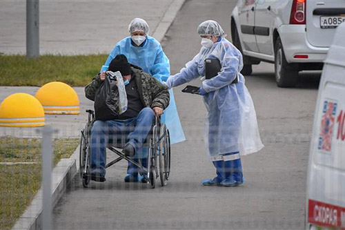 Nhân viên y tế chuyển bệnh nhân COVID-19 vào một bệnh viện ở Moskva, Nga ngày 16/11/2020.