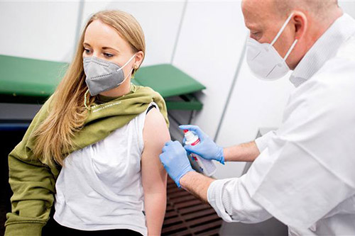 Tiêm vaccine phòng COVID-19 của AstraZeneca cho người dân tại Bremen, Đức ngày 26/2/2021
