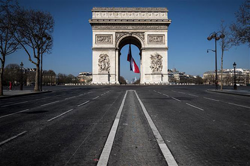 Cảnh vắng vẻ tại Khải Hoàn Môn ở thủ đô Paris