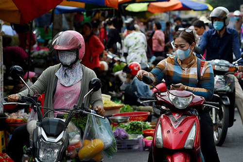 Người dân đeo khẩu trang phòng lây nhiễm COVID-19 tại Phnom Penh