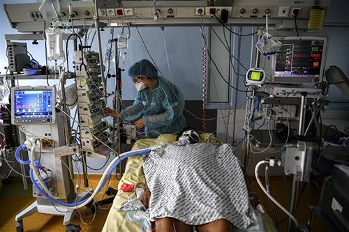 Nhân viên y tế điều trị cho bệnh nhân COVID-19 tại một bệnh viện