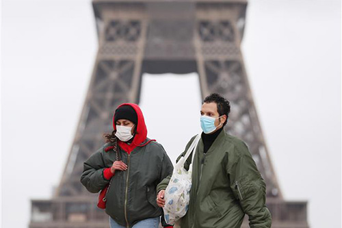 Người dân đeo khẩu trang phòng dịch COVID-19 tại thủ đô Paris, Pháp ngày 17/3/2021.