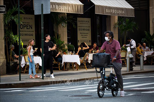 Một nhà hàng mở cửa phục vụ thực khách tại New York, Mỹ ngày 25/6/2020.