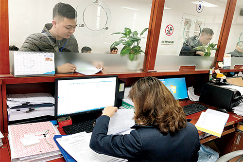 Cán bộ Cục Hải quan Hà Nội hướng dẫn doanh nghiệp hoàn thiện thủ tục nhập khẩu.