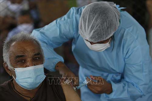 Nhân viên y tế tiêm vaccine ngừa COVID-19 cho người dân tại Brasilia